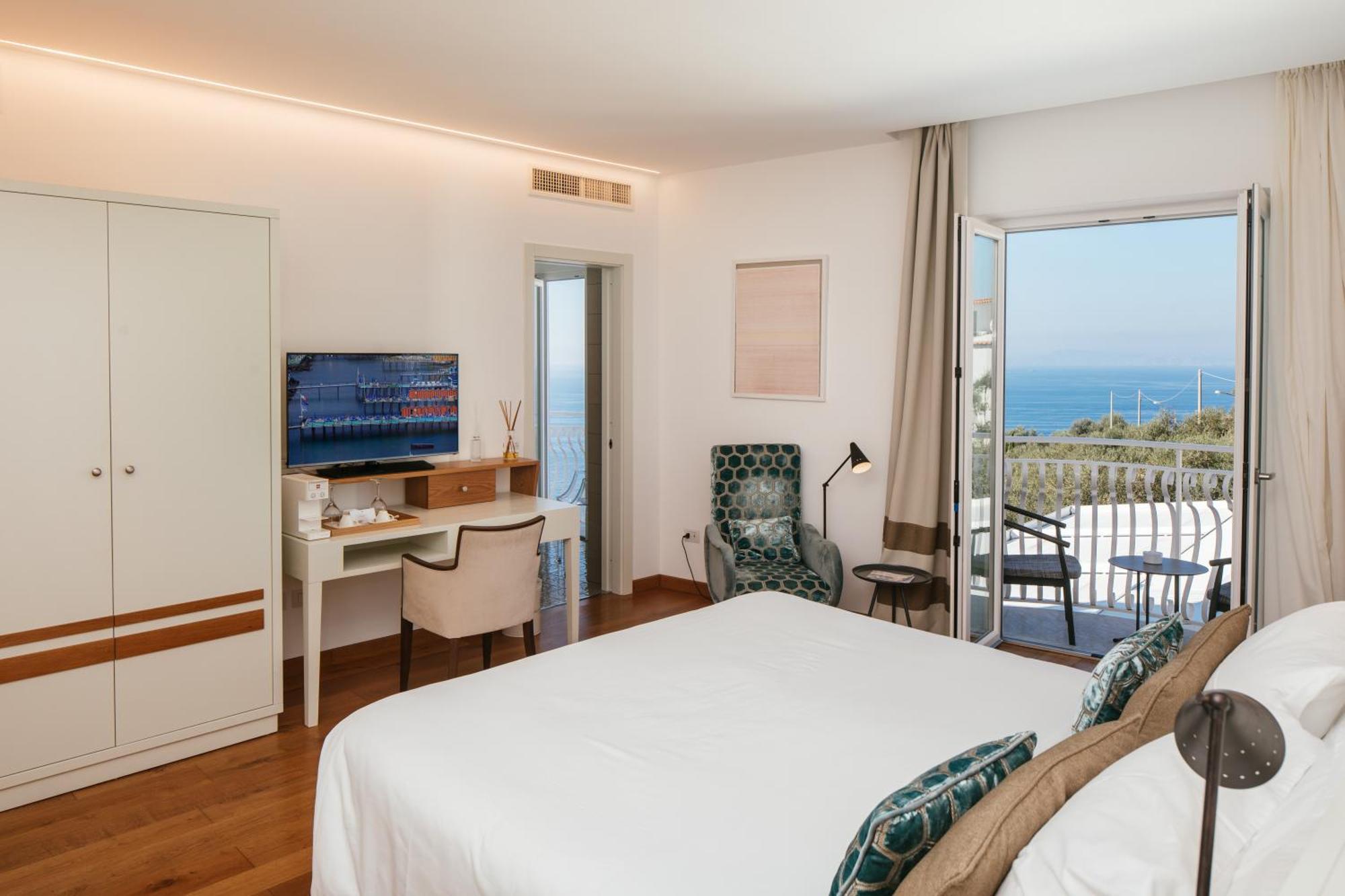 Deluxe Double Room Side Sea View